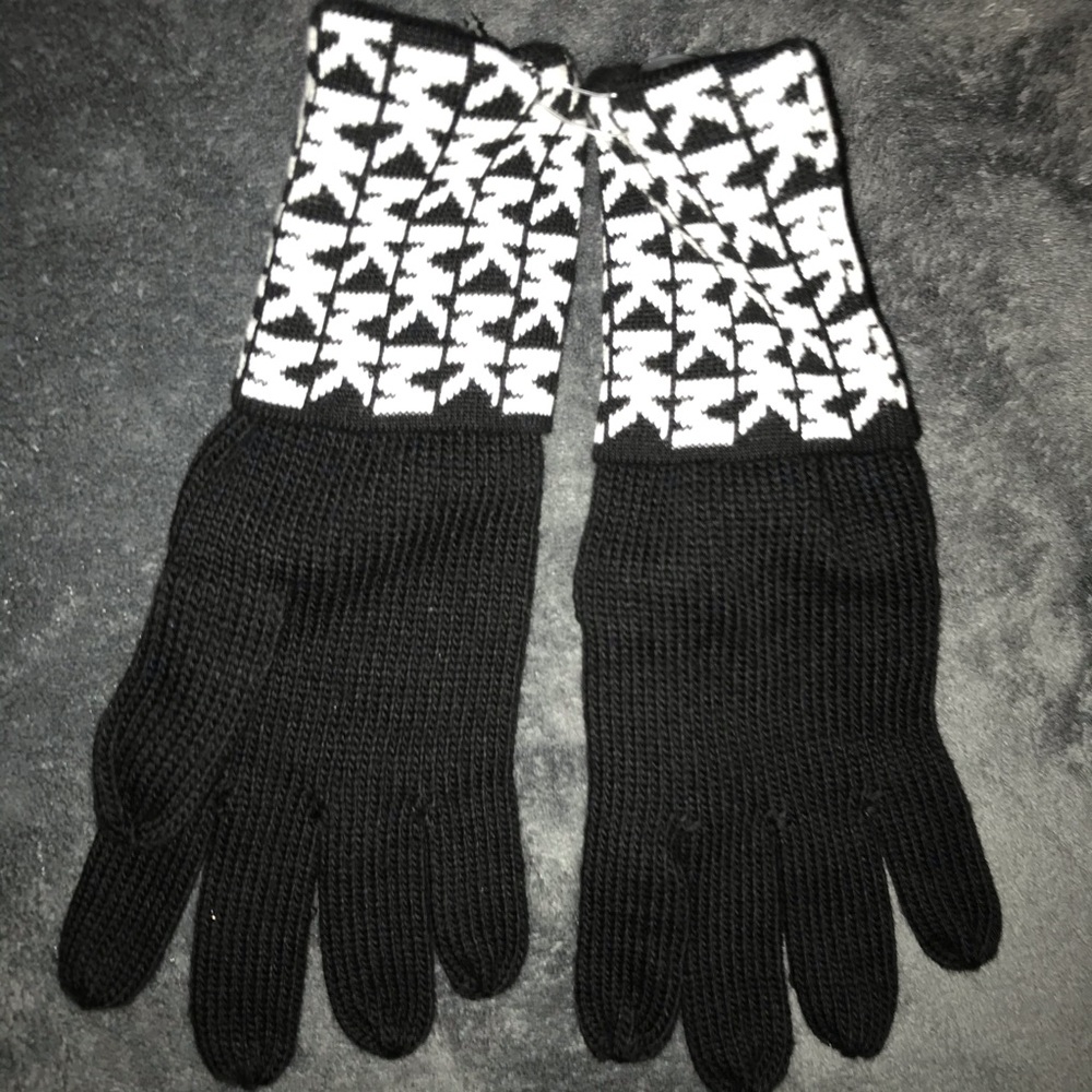 NWOT Michael Kors gloves 100% acrylic